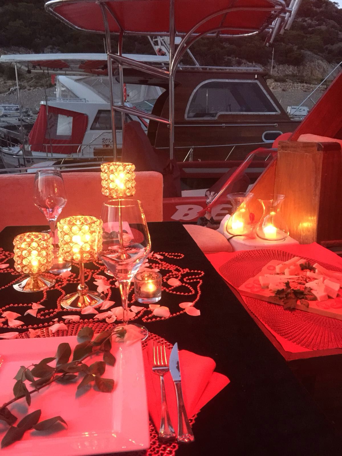 Romantik bir akşam yemeği organize etme Romantik bir akşam yemeği organize etme
