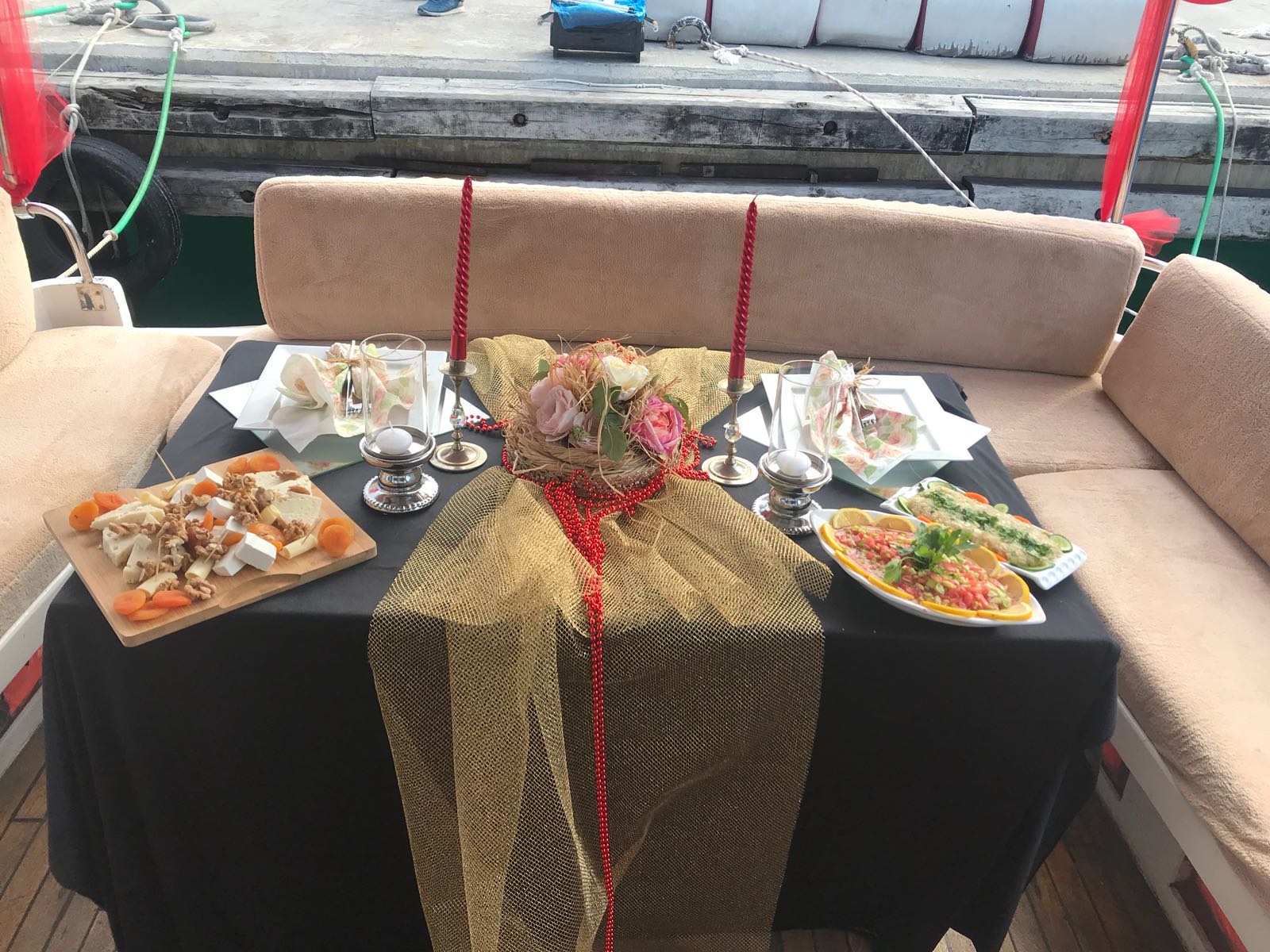 Romantik bir akşam yemeği organize etme Romantik bir akşam yemeği organize etme